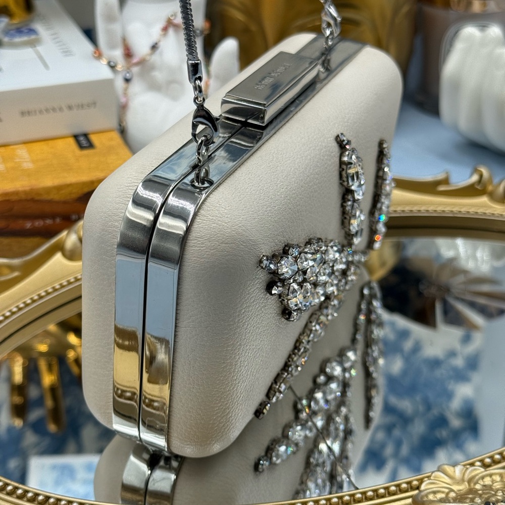 🆕 HENRI BENDEL 🧿 NWOT Ivory Leafy Crystal Embellished Clutch, with Chain Strap - Picture 5 of 15